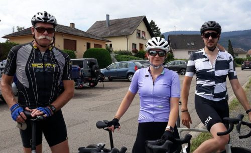 Photographie du Circuit des Myrtilles, trois cyclistes à pieds qui sourient pour la caméra