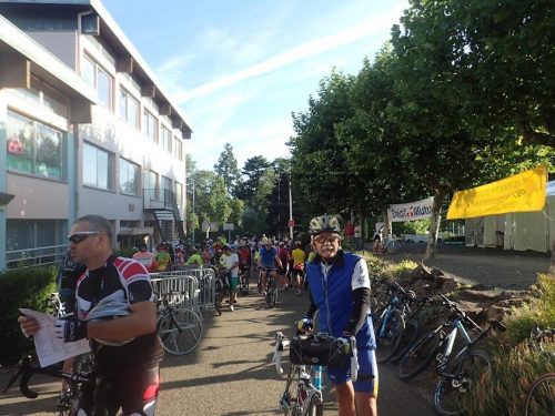 Photographie du Circuit des Myrtilles, plusieurs cyclistes à pieds ou à vélo