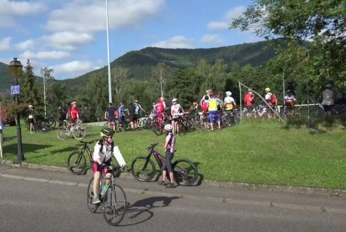 Photographie du Circuit des Myrtilles, plusieurs cyclistes à pieds ou à vélo en attendant le départ de la course