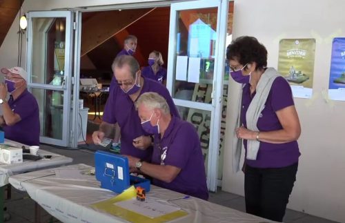 Photographie du Circuit des Myrtilles, des bénévoles devant la caisse en train de vérifier les participants