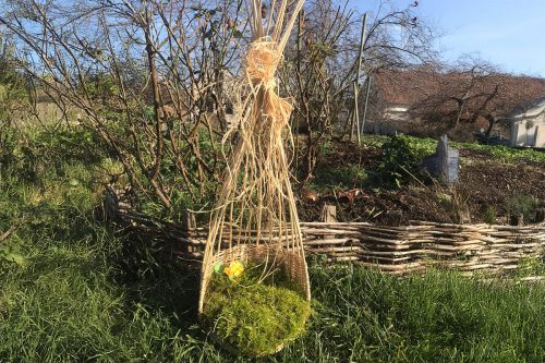 Photographie d'une réalisation en osier et en raffiat réalisée pendant l'atelier Art Brico