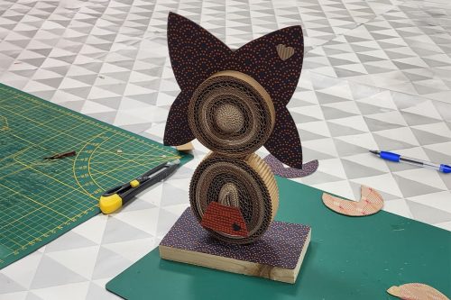Photographie d'une sculpture d'alsacienne en carton réalisée pendant l'atelier Art Brico