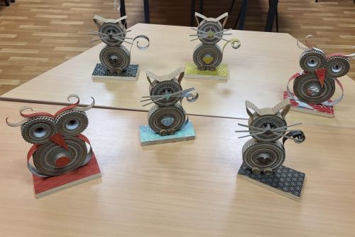 Photographie de sculptures en carton représentant des chats et des hiboux, réalisées pendant l'atelier Art Brico