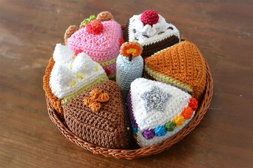 Photographie d'une réalisation des tricoteuses, un gâteau entièrement crocheté et tricoté.