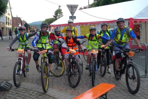 Photographie de plusieurs cyclistes au départ d'une course