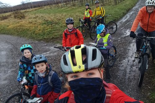 Selfie d'enfants à vélo, arrêtés à un croisement dans les vignes