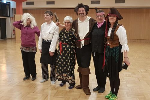 Photographie d'un groupe de l'activité Qi Gong déguisés pour Carnaval : on y trouve des pirates, une grand mère, une indienne, un serveur...