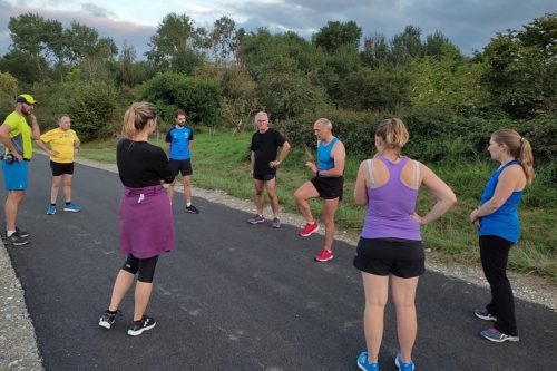 Photographie de membres de l'activité running, en train d'écouter les conseils d'un coach