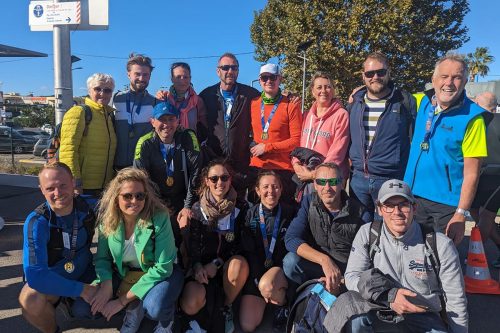 Photographie de groupe des membres de l'activité running, souriant devant la caméra