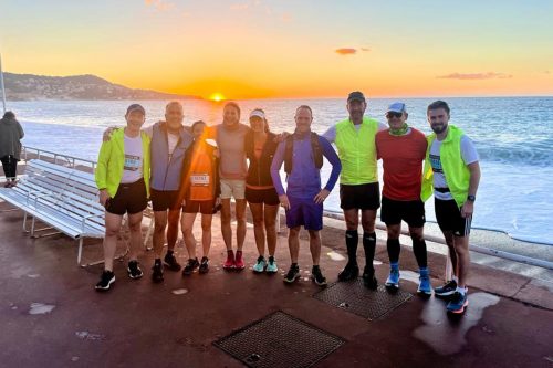 Photographie de groupe des membres de l'activité running, souriant devant la caméra devant la mer à Nice