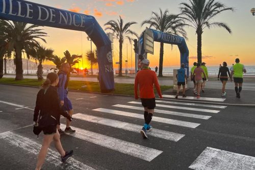 Photographie des membres de l'activité running, marchant sur un passage piéton pendant un évènement à Nice