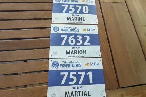 Photographie de 3 dossards de running pour le marathon du vignoble d'Alsace