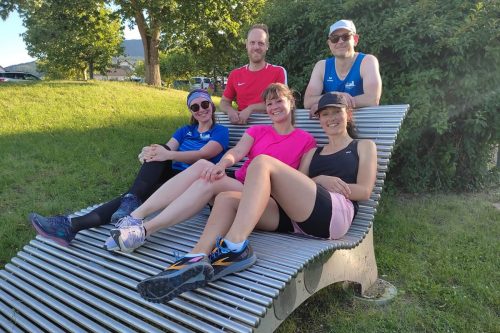Photographie de membres de l'activité running, assis sur un grand transat, souriant devant la caméra