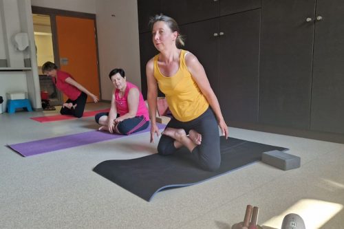 Photographie d'une participante de l'activité yoga dans la position du lotus (Padmasana)