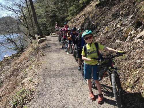 Photographie groupe d'enfants vélo en forêt